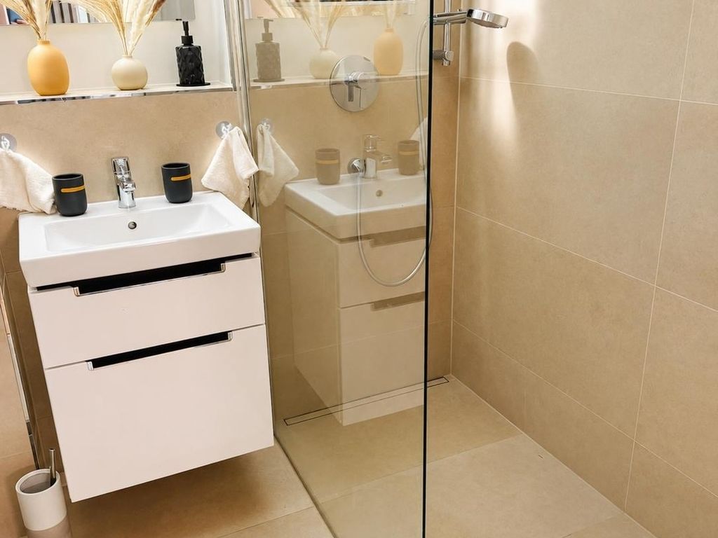 Velmora Boutique Suites: Pool, Sauna + E-Bikes