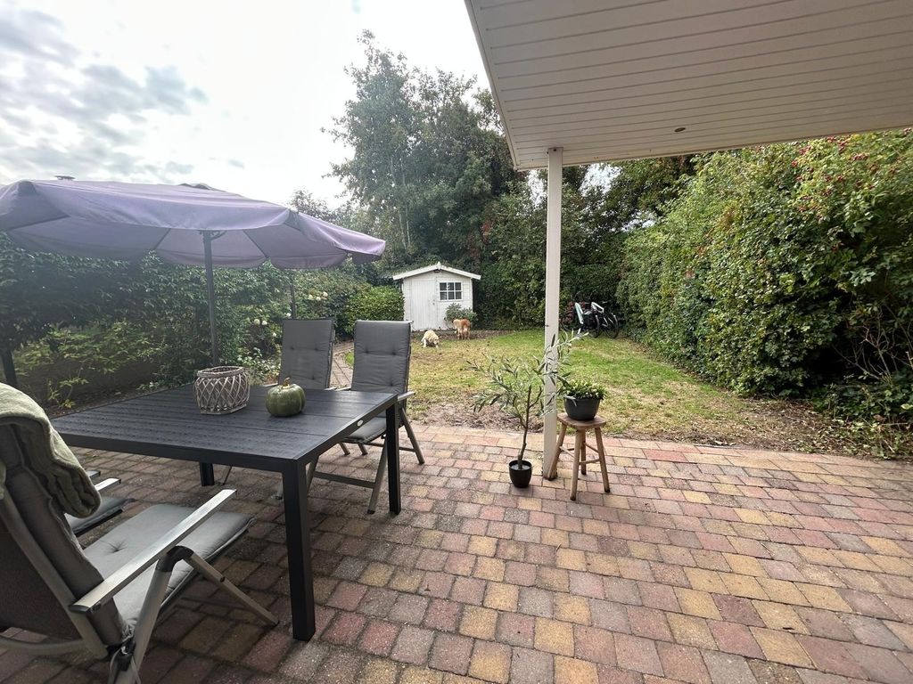 Strandnahes (Nr. 158) Ferienhaus  mit Terrassenüberdachung und  uneinsehbaren, grossen Garten,  2 m hoch eingezäunt