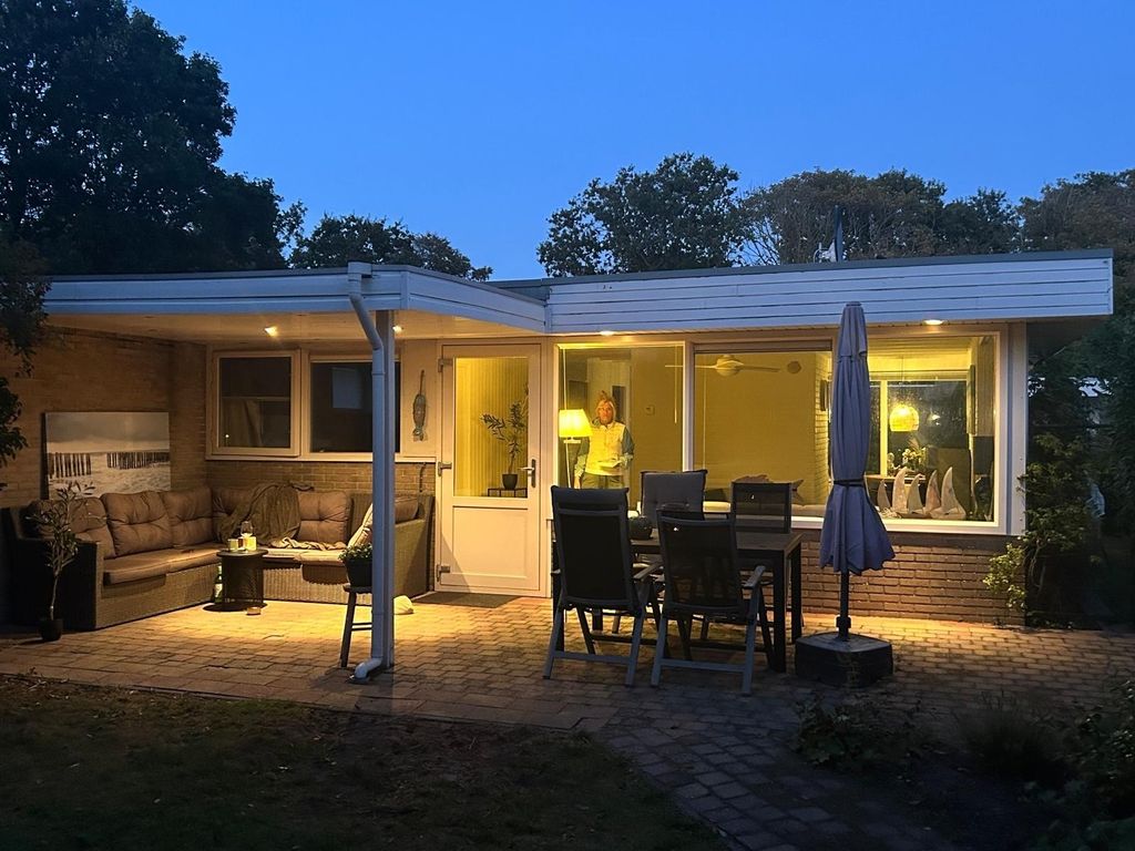 Strandnahes (Nr. 158) Ferienhaus  mit Terrassenüberdachung und  uneinsehbaren, grossen Garten,  2 m hoch eingezäunt
