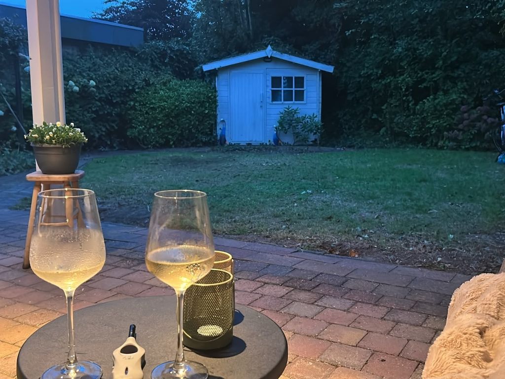 Strandnahes (Nr. 158) Ferienhaus  mit Terrassenüberdachung und  uneinsehbaren, grossen Garten,  2 m hoch eingezäunt