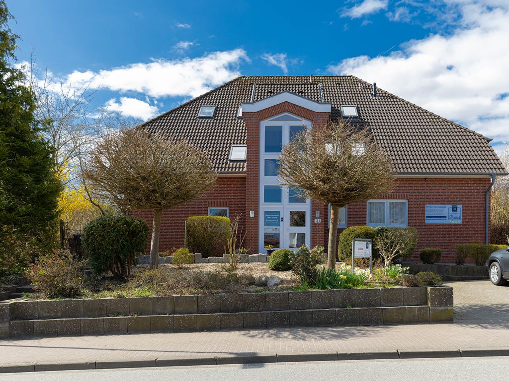 Gästehaus Hollich Grömitz – rotes Klinkerhaus mit Glasgiebel und Vorgarten