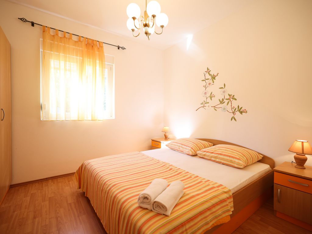 Schlafzimmer 1
