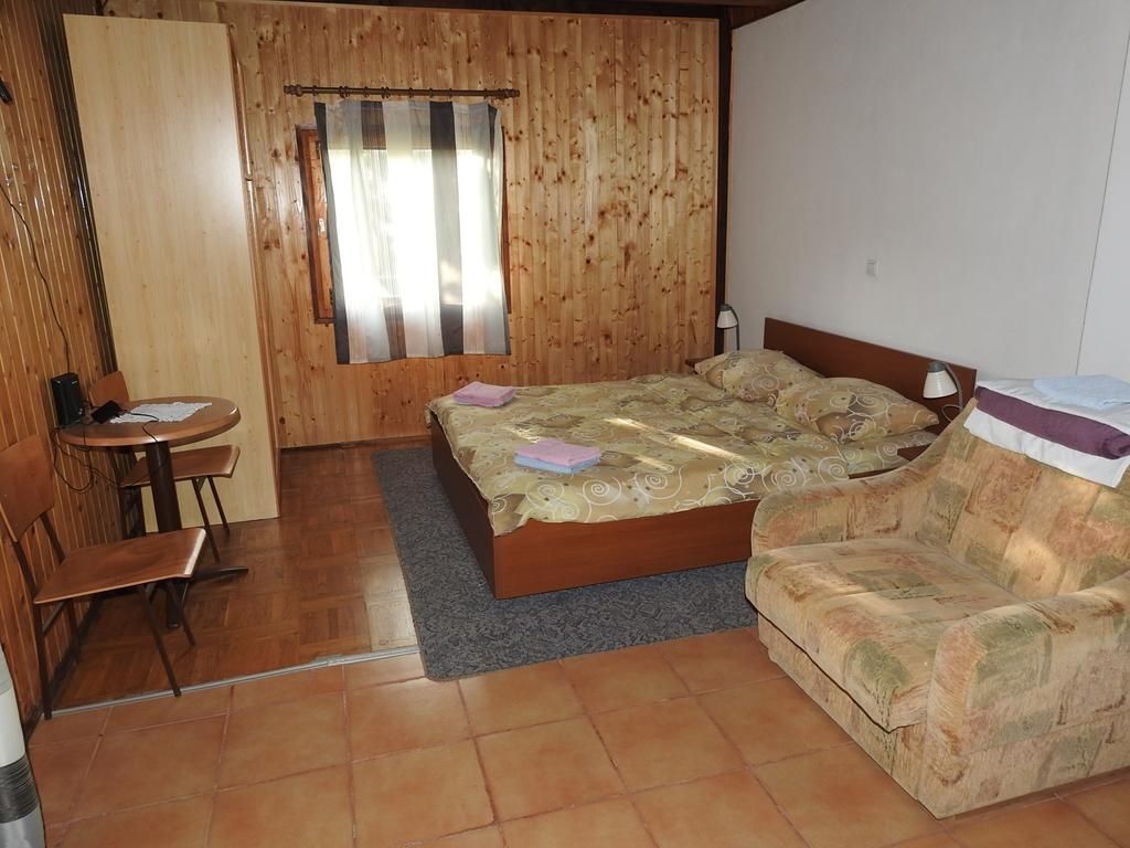 Schlafzimmer 1