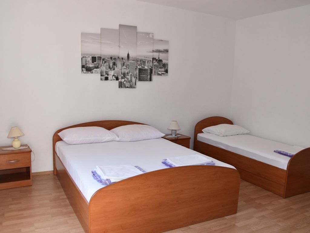 Schlafzimmer 1