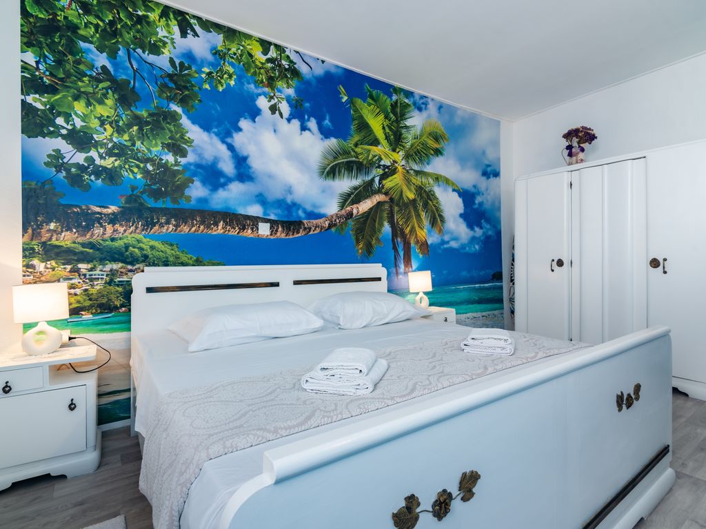 Schlafzimmer 1