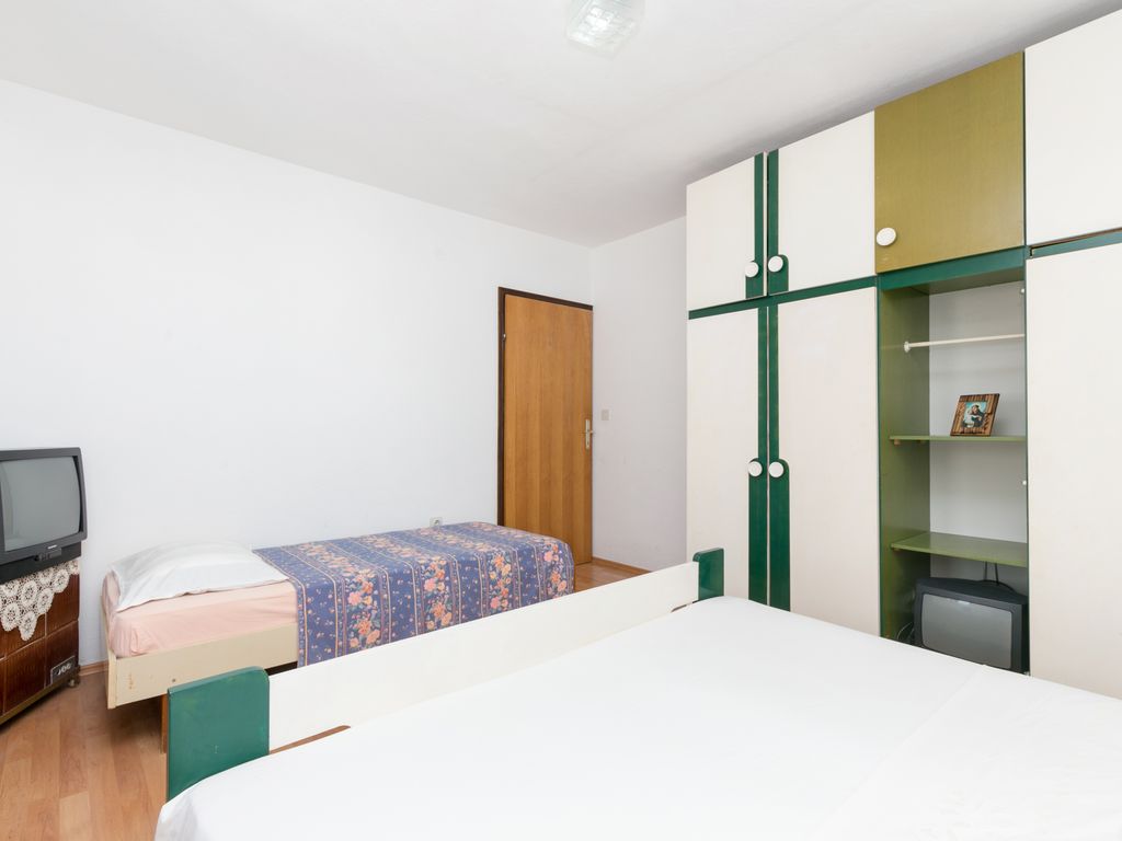 Schlafzimmer 1