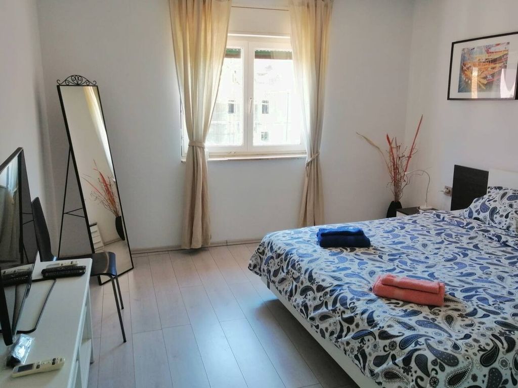 Schlafzimmer 1