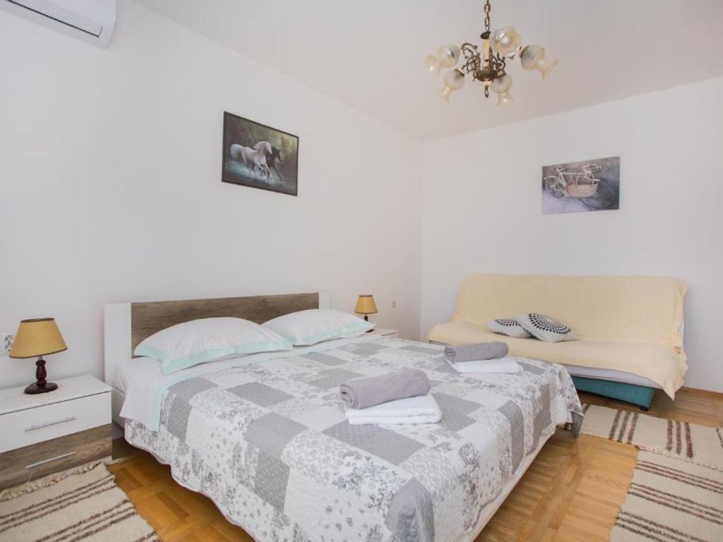 Schlafzimmer 1