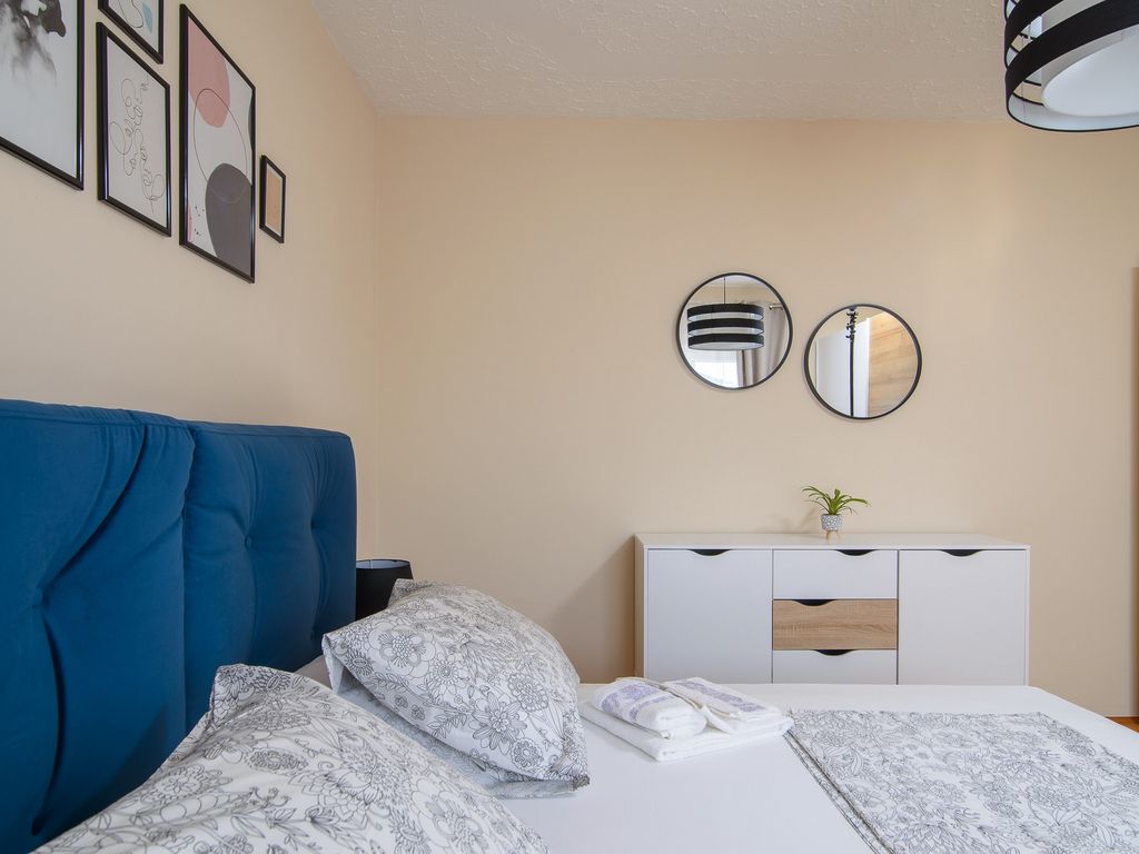 Schlafzimmer 1