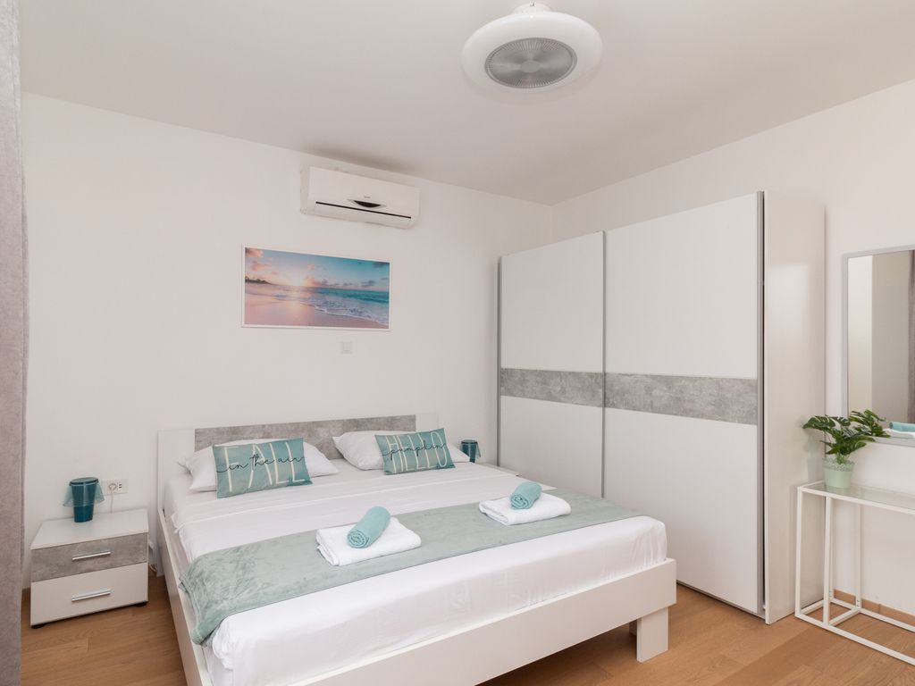 Schlafzimmer 1