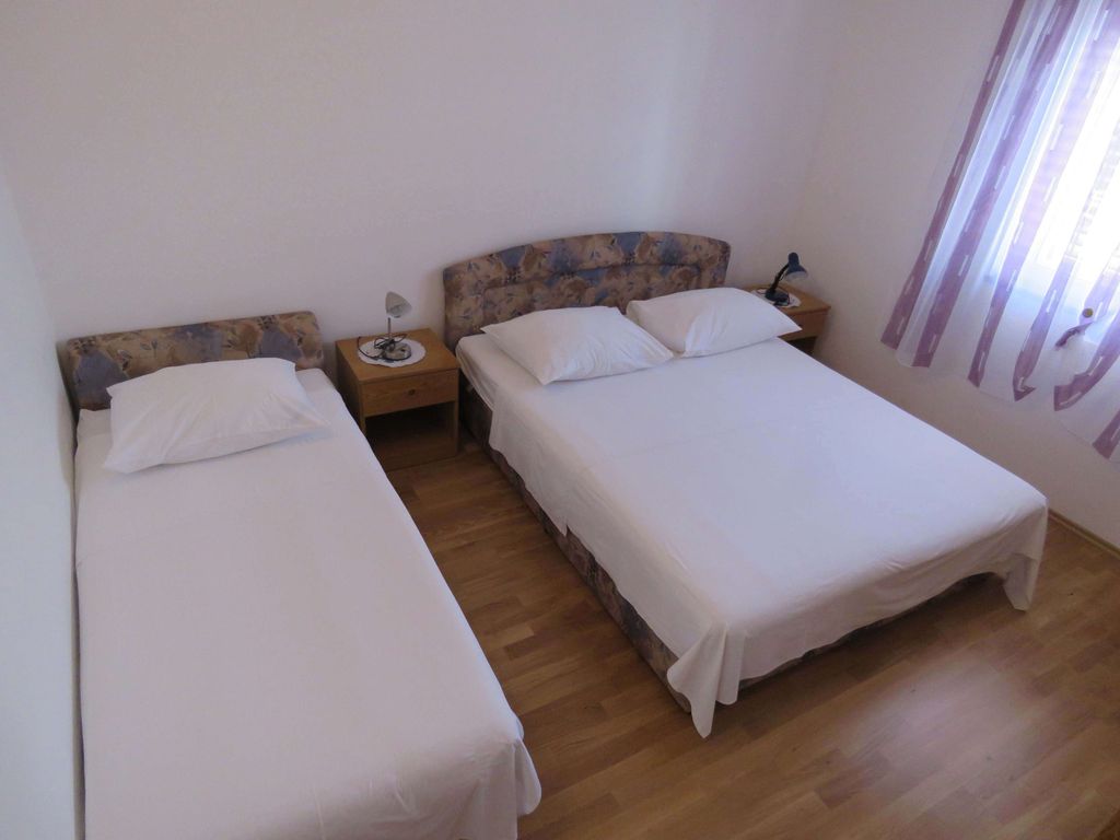 Schlafzimmer 1