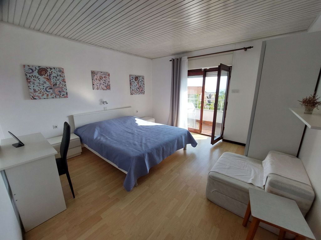 Schlafzimmer 1