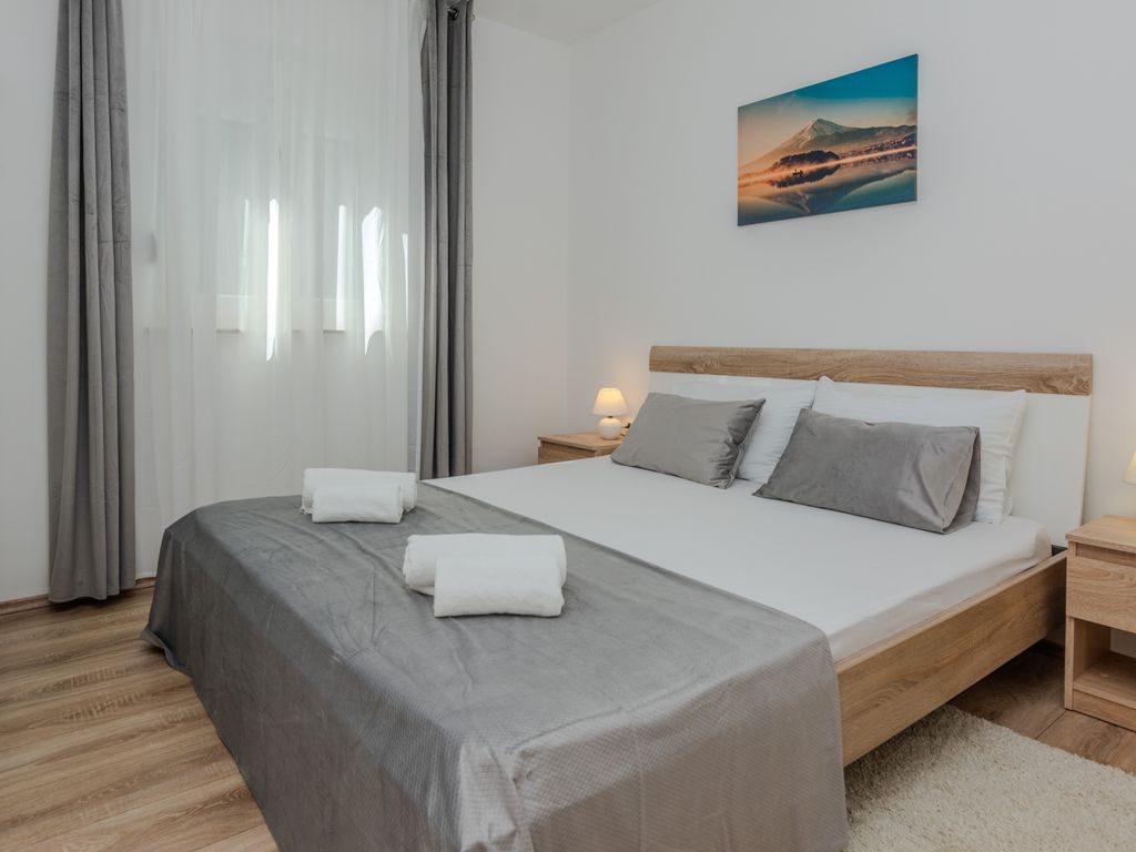 Schlafzimmer 1