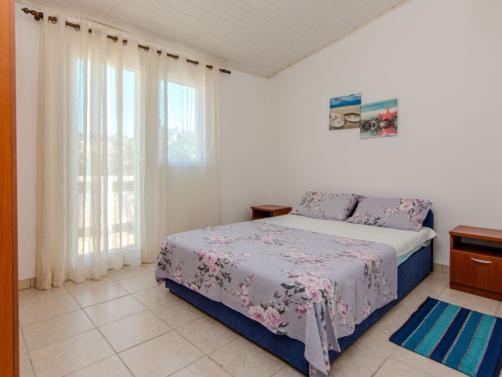 Schlafzimmer 1