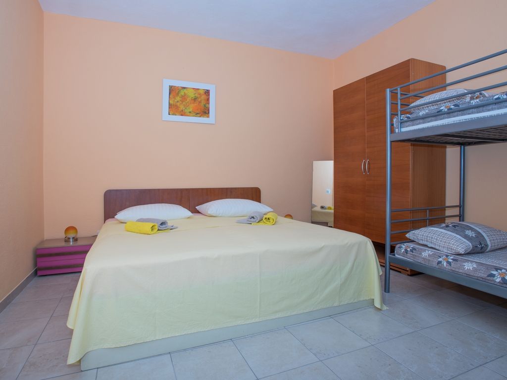Schlafzimmer 1