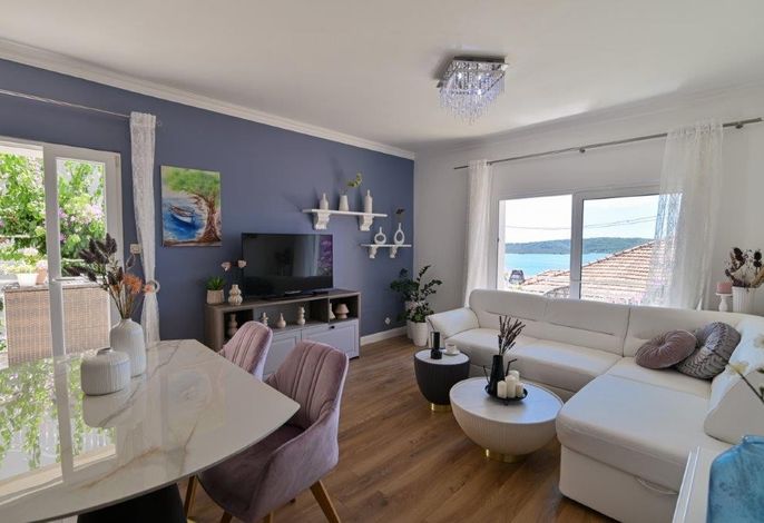 2-Zimmer-Ferienwohnung mit Terrasse und Meerblick Trogir A-24144-a