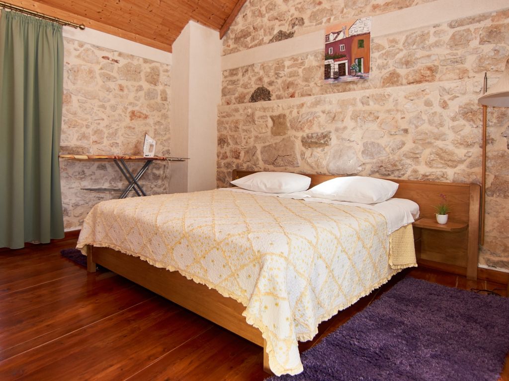Schlafzimmer 1