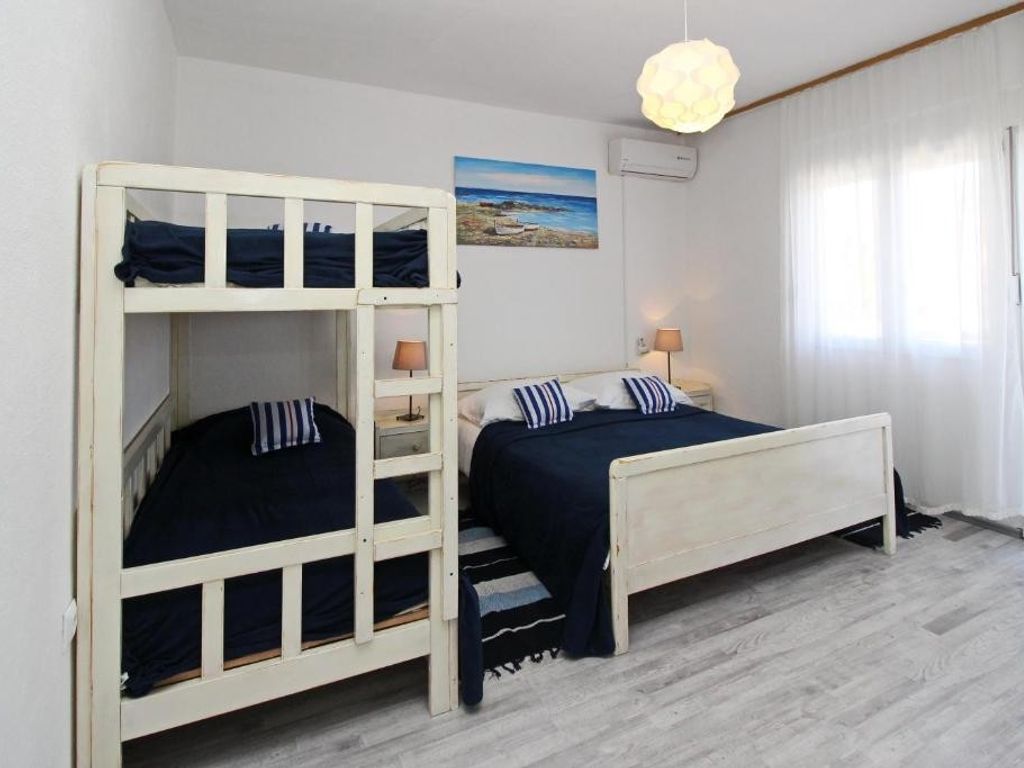 Schlafzimmer 1