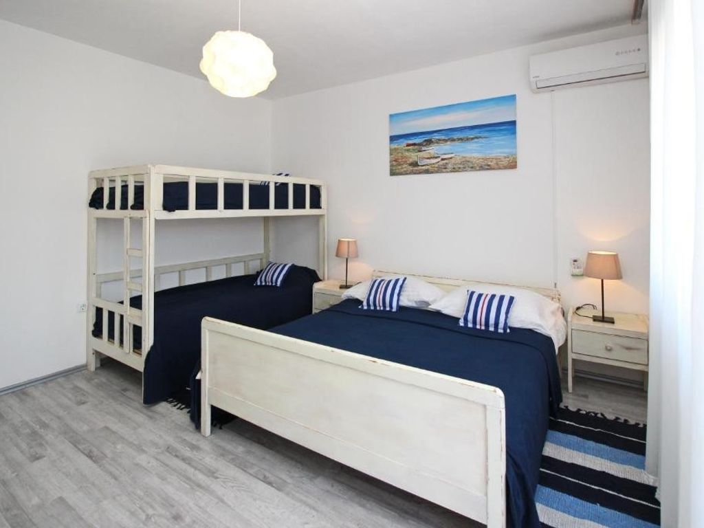Schlafzimmer 1