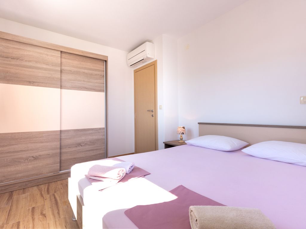 Schlafzimmer 1