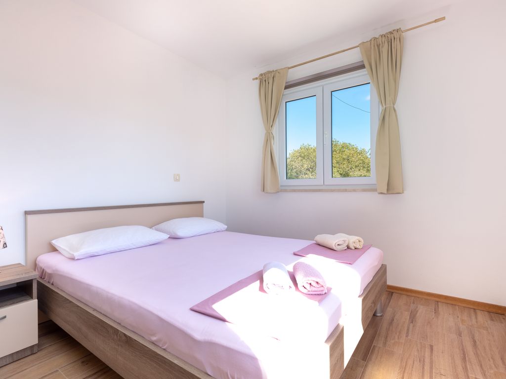 Schlafzimmer 1