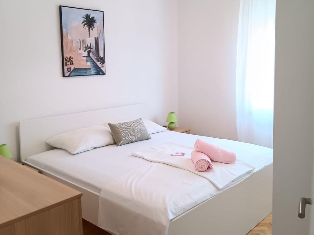 Schlafzimmer 1