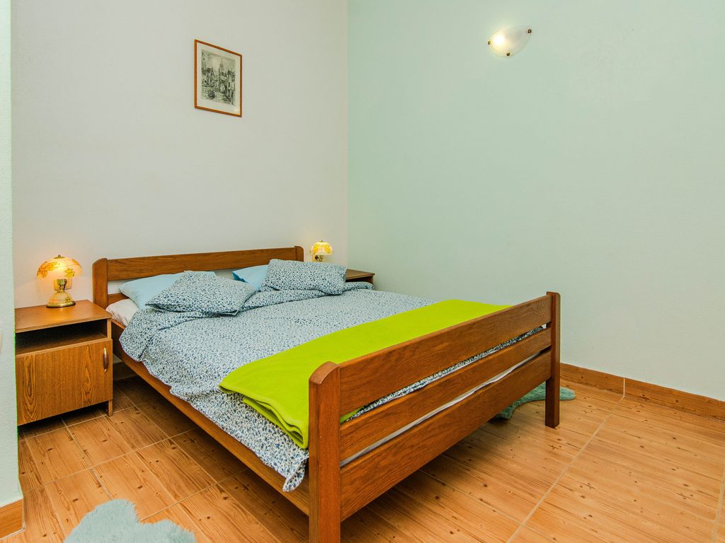 Schlafzimmer 1