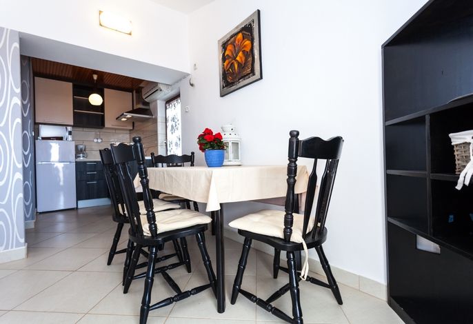2-Zimmer-Ferienwohnung mit Terrasse und Meerblick Pakostane, Biograd A-24768-a
