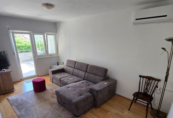 2-Zimmer-Ferienwohnung mit Terrasse und Meerblick Seget Vranjica, Trogir A-24874-a