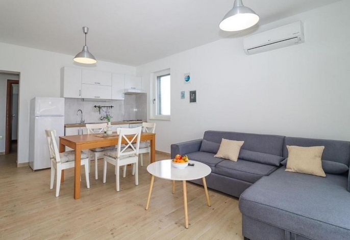 2-Zimmer-Ferienwohnung mit Pool Brodarica, Sibenik A-25027-c