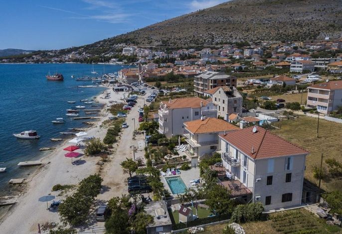 Ferienwohnungen mit Pool für Familien Seget Donji, Trogir - 25167