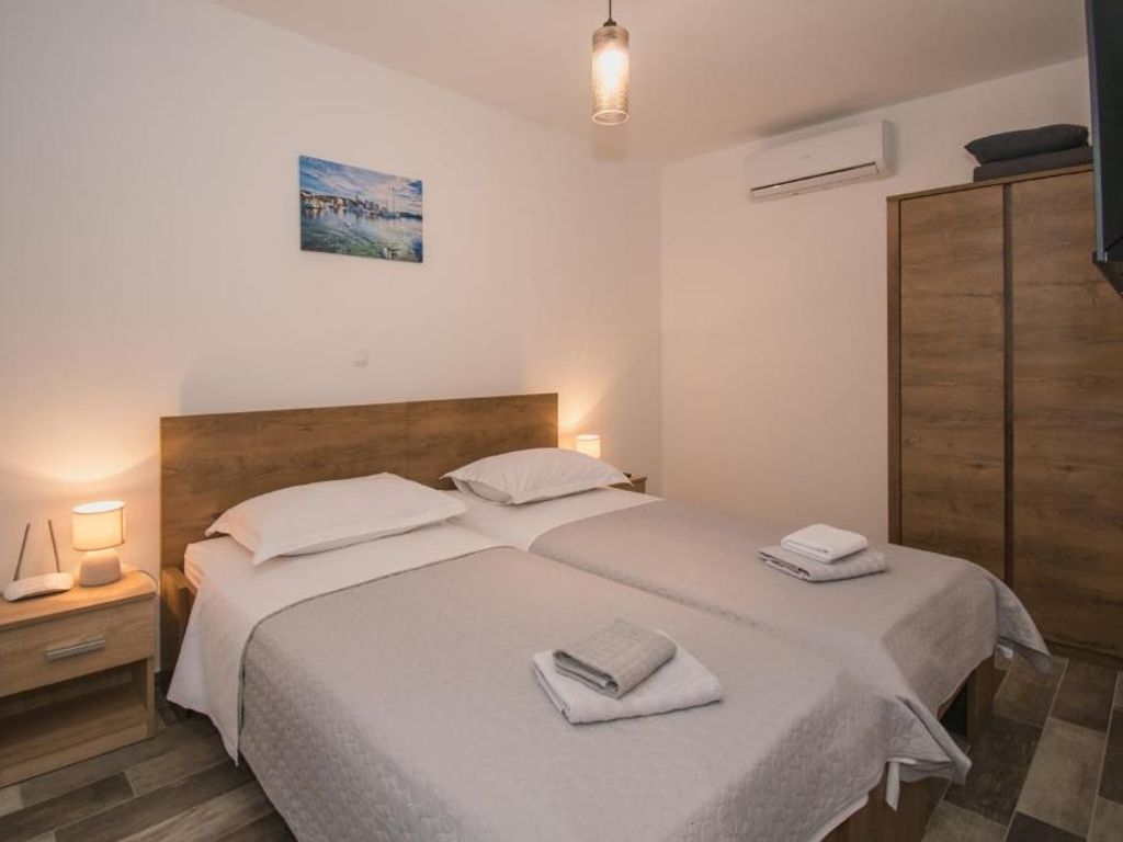 Schlafzimmer 1
