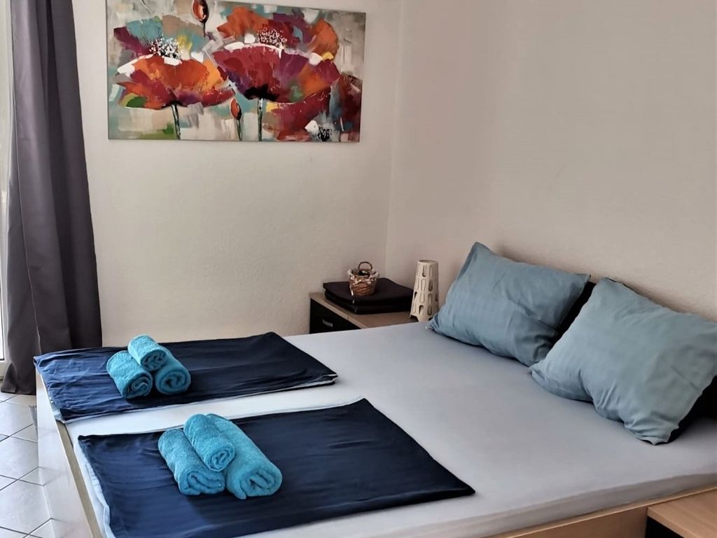 Schlafzimmer 1