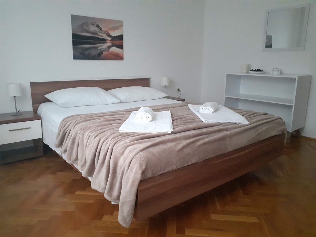 Schlafzimmer 1