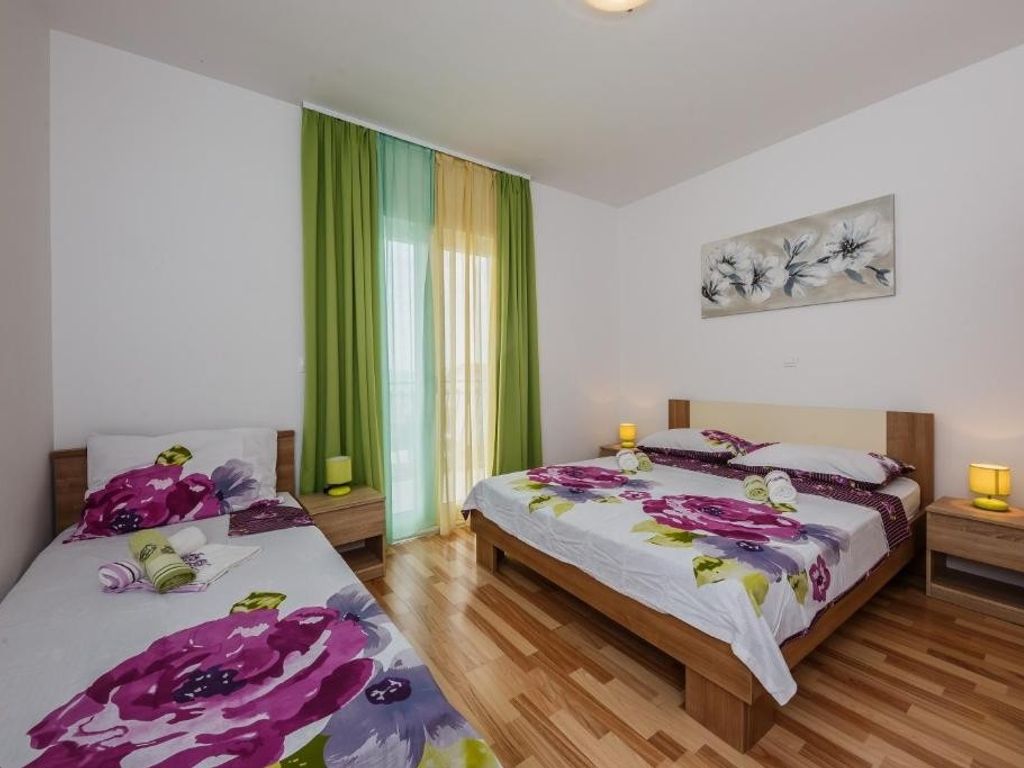 Schlafzimmer 1