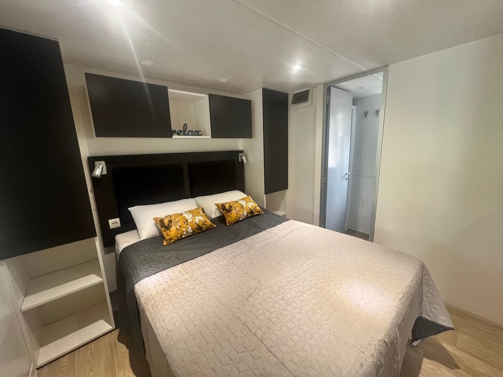 Schlafzimmer 1