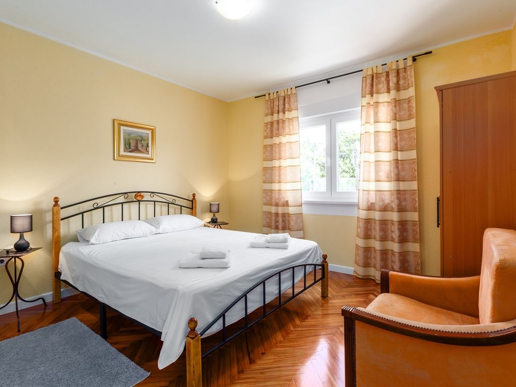 Schlafzimmer 1
