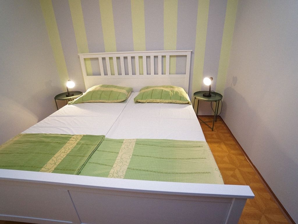 Schlafzimmer 1