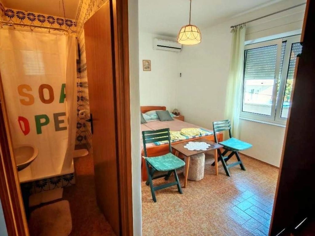 Schlafzimmer 1