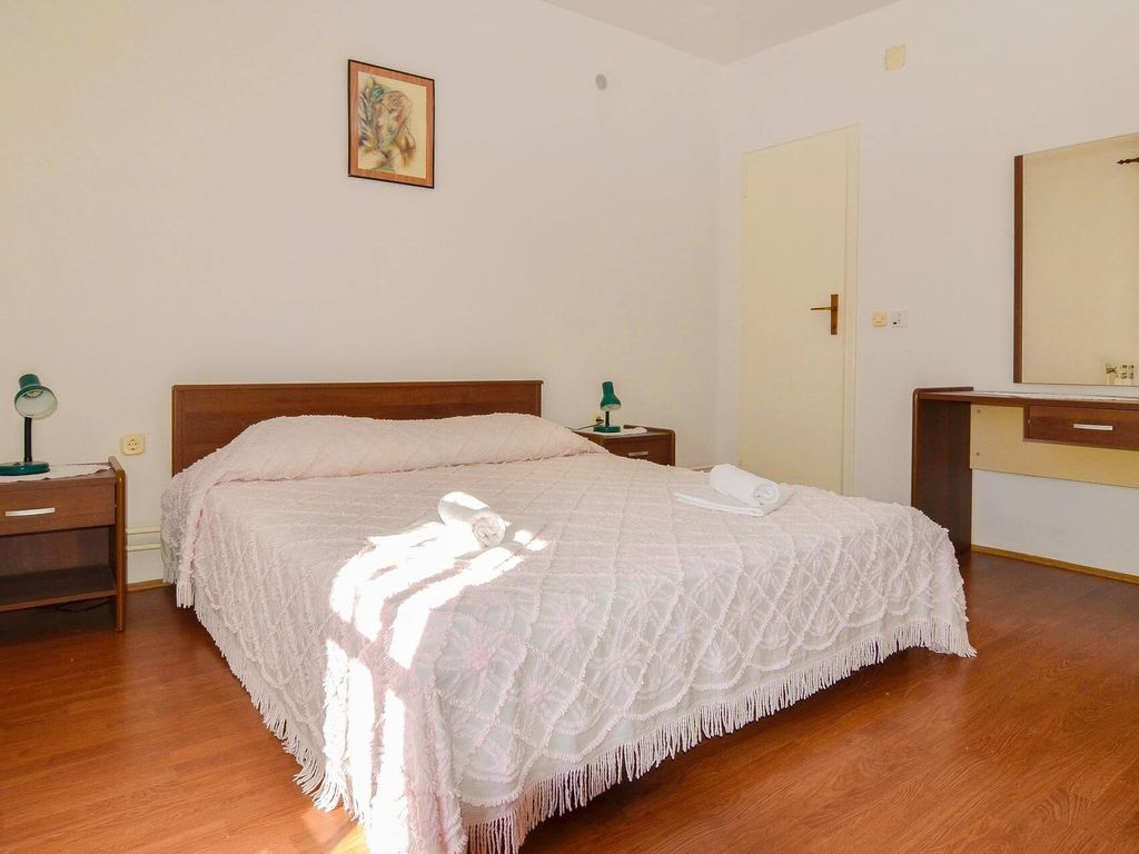 Schlafzimmer 1