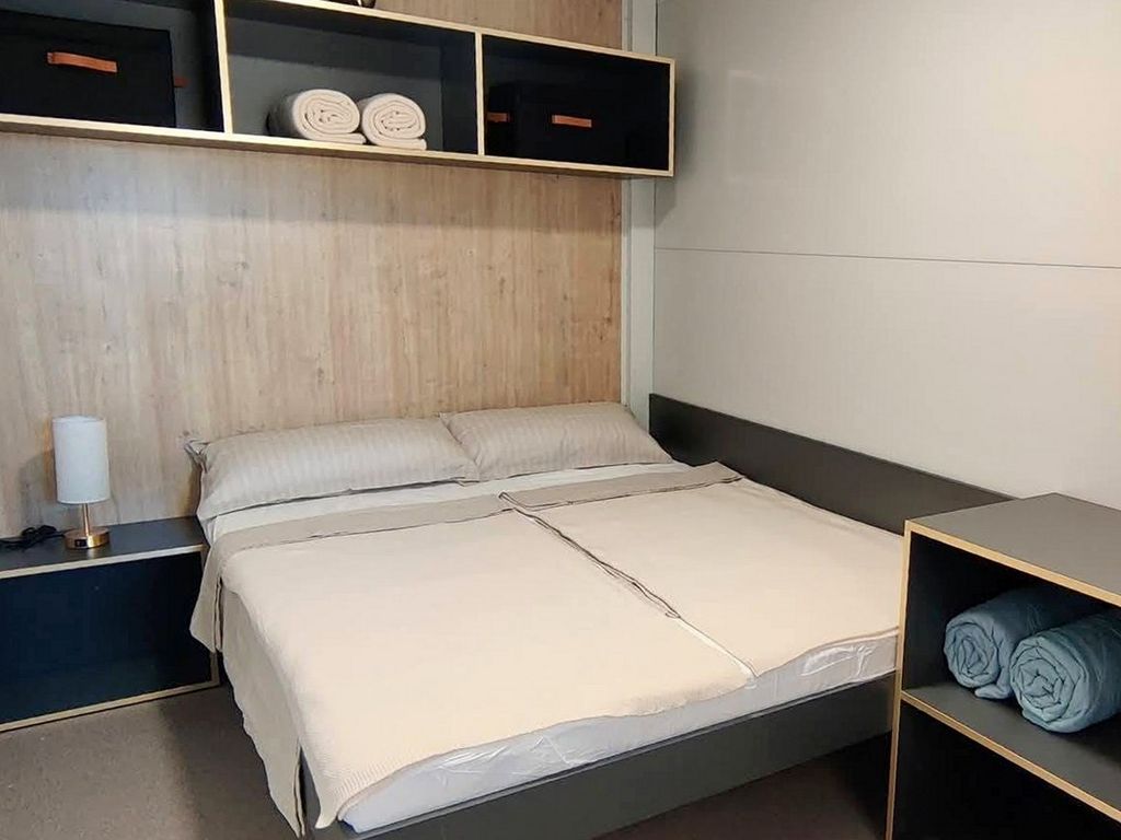 Schlafzimmer 1