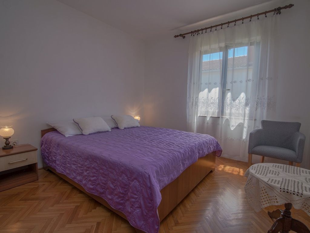 Schlafzimmer 1