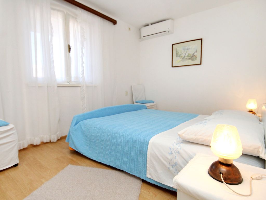 Schlafzimmer 1