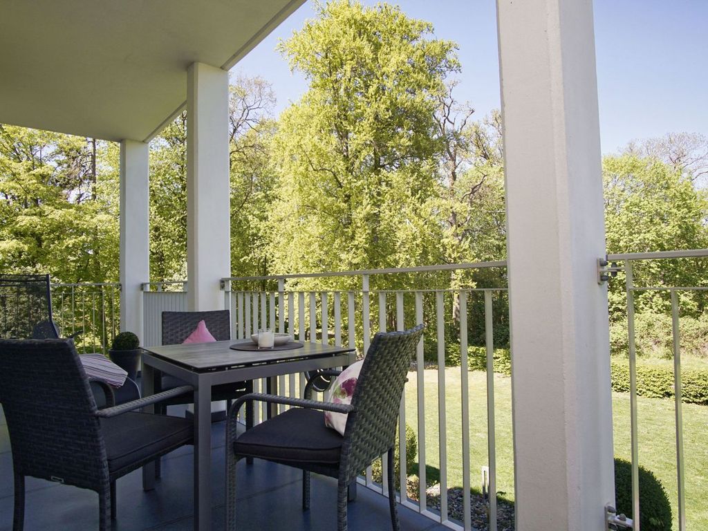 Villa Pauline Göhren – Wohnzimmer mit Kaminofen und geschmackvollen maritimen Details