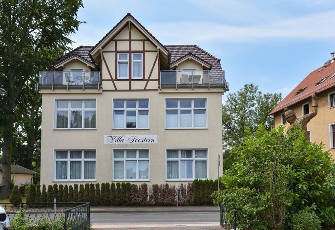 Villa Seestern 05 - bequemer Sitzbereich mit TV und Kamin