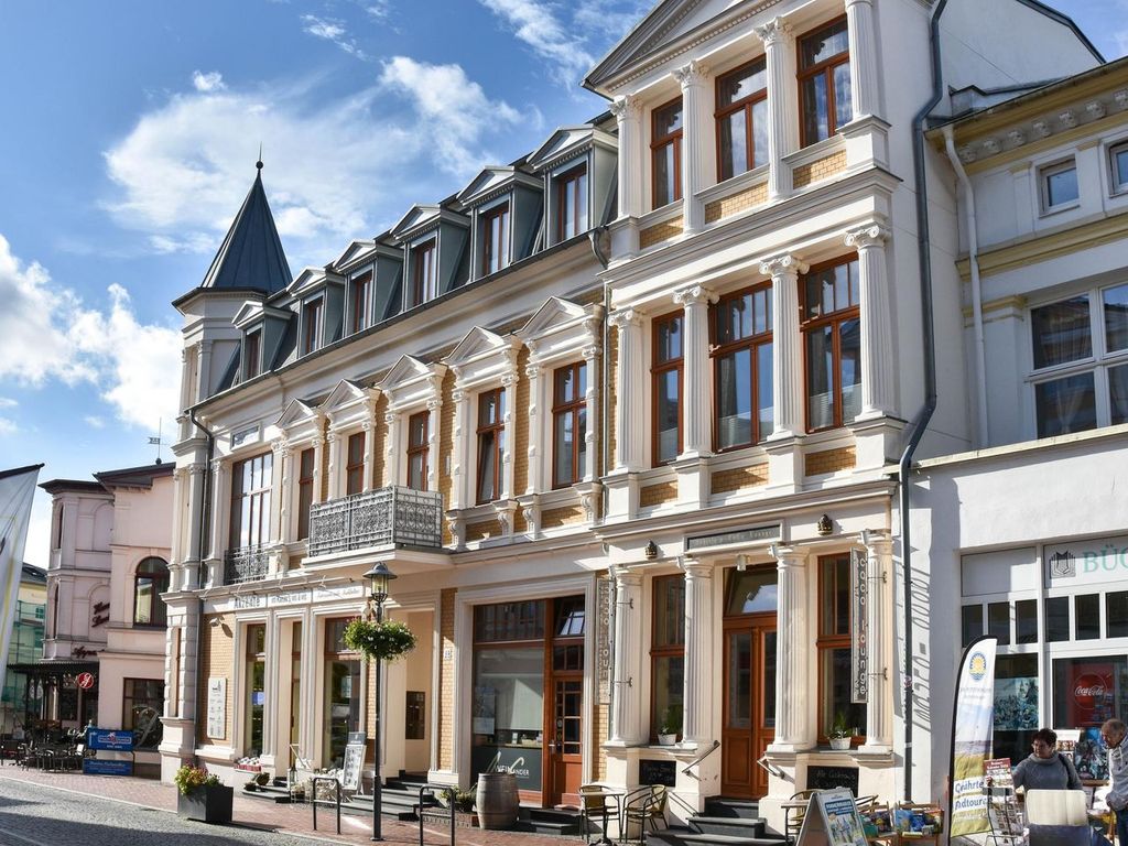 Kaisers vis a vis Heringsdorf – historische Stuckfassade mit Ecktürmchen und Balkon an der Promenadenstraße