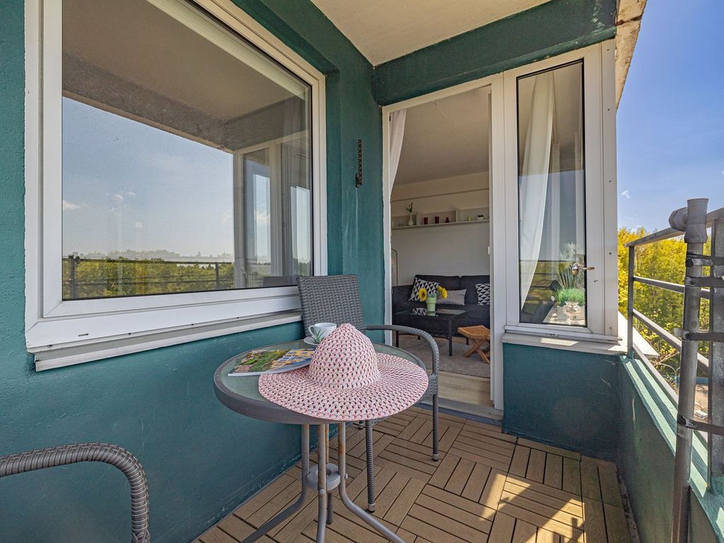 sonniger Balkon mit traumhafter Aussicht