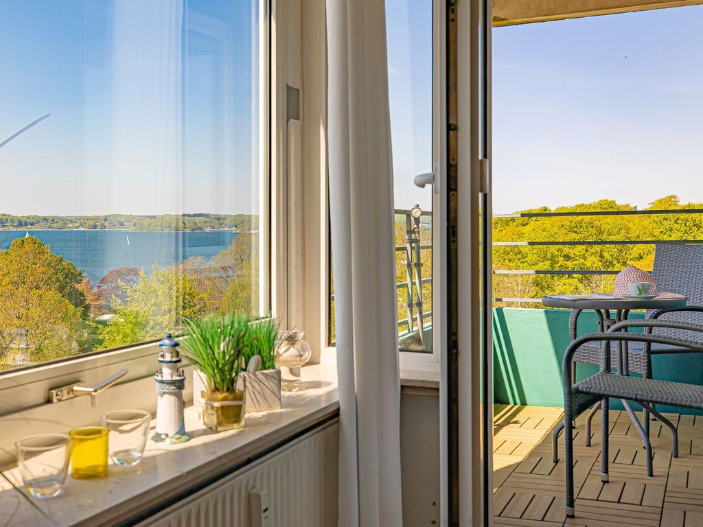 geräumiges, helles Wohnbereich mit Zugang zum Balkon