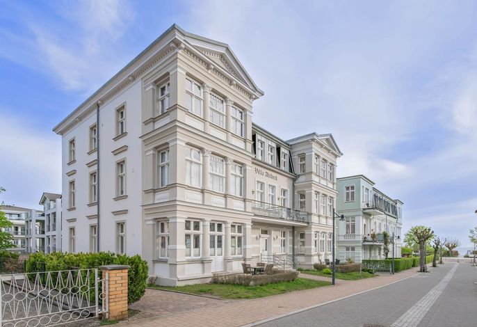 Villa Ahlbeck Zingst - neu renoviert und eingerichtet mit seitlichem Seeblick