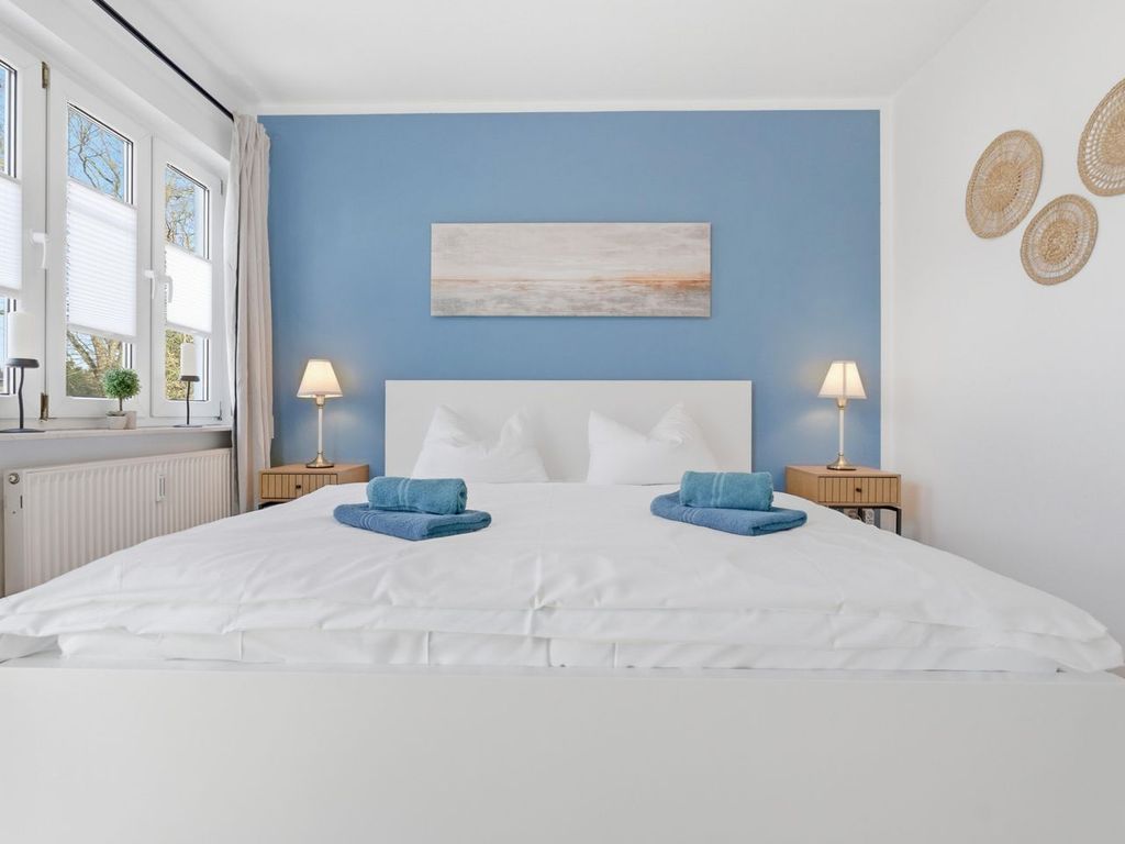 Großes Schlafzimmer mit Doppelbett